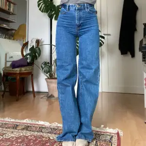Vida högmidjade jeans från Lindex, använda 2 ggr. Jag är 169cm och de är aningen långa. Pris kan diskuteras:)