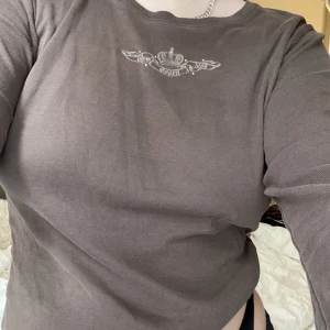 Y2k tröja - Y2k tröja köpt på secondhand. Jättefin passform. Tryck och rhinestones sitter kvar och i fint skick.