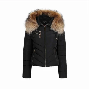 Hollies jacka - Säljer min holliesjacka i storlek xxs. Är som helt ny i skick utan några defekter. Skriv gärna för fler bilder! Köpte den på hollies för 4800kr. Har kvar både tagg och förvaringspåsen.