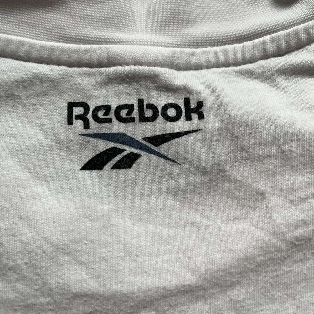 Reebok graphic tee i storlek L. Använd ganska få gånger, tvättad kanske 2 gånger. Passformen är lite oversized. Köpt för 400 kr. T-shirts.