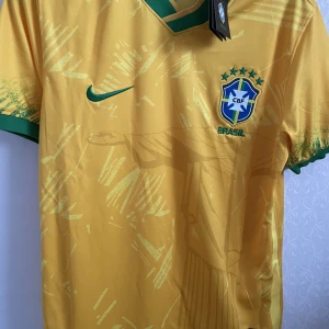 Brasilien Tröja - Helt ny fotbollströja i stl S och M