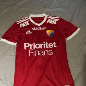 Djurgårds tröja - En ful djurgårdströja som jag vill bli av med så snabbt som möjligt. Har aldrig andvänt den. Står nummer 18 på ryggen. Storlek xs men passar nog S/M också