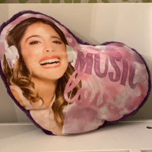 Hjärt kudde - En kudde som jag köpte på second hand och har tröttnat på. Någon som vill köpa?🙈