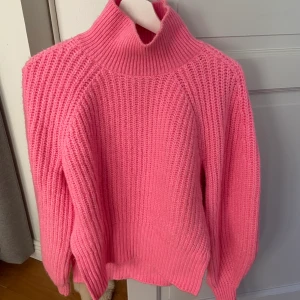 Rosa stickad tröja LXA - Rosa oversized stickad tröja från LXA. Endast använd fåtal gånger! I storlek XXS men passar även XS och S. 300kr + frakt