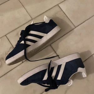 Adidas skor - Osäker på om jag vill sälja så kom med bud :) Använda typ 3 gånger så i nyskick. 
