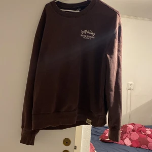 Brun sweatshirt  - Säljer nu min bruna depalma sweatshirt för jag aldrig använder den storleken är xxl men passar mig som är 183