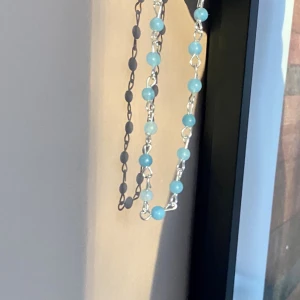 Akvamarinarmband🤍 - Ett jättevackert armband i äkta akvamarin.💙 ett litet kort med egenskaper om kristallen medföljer💌 frakten kostar 16kr.