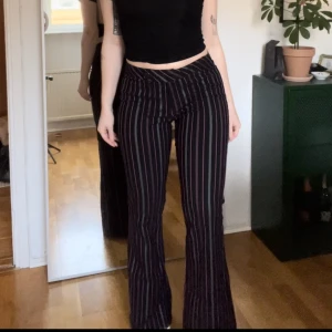 Vintage byxor  - Snygga pin striped vintage byxor! Stretchiga och bekväma! 