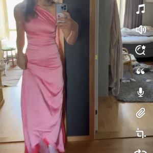 Bal klänning - Köpte å hade på balen förra året, super snygg klänning som är mycket populär slut sålda från ASOS. Skicka för fler bilder. Köpt för 900kr 