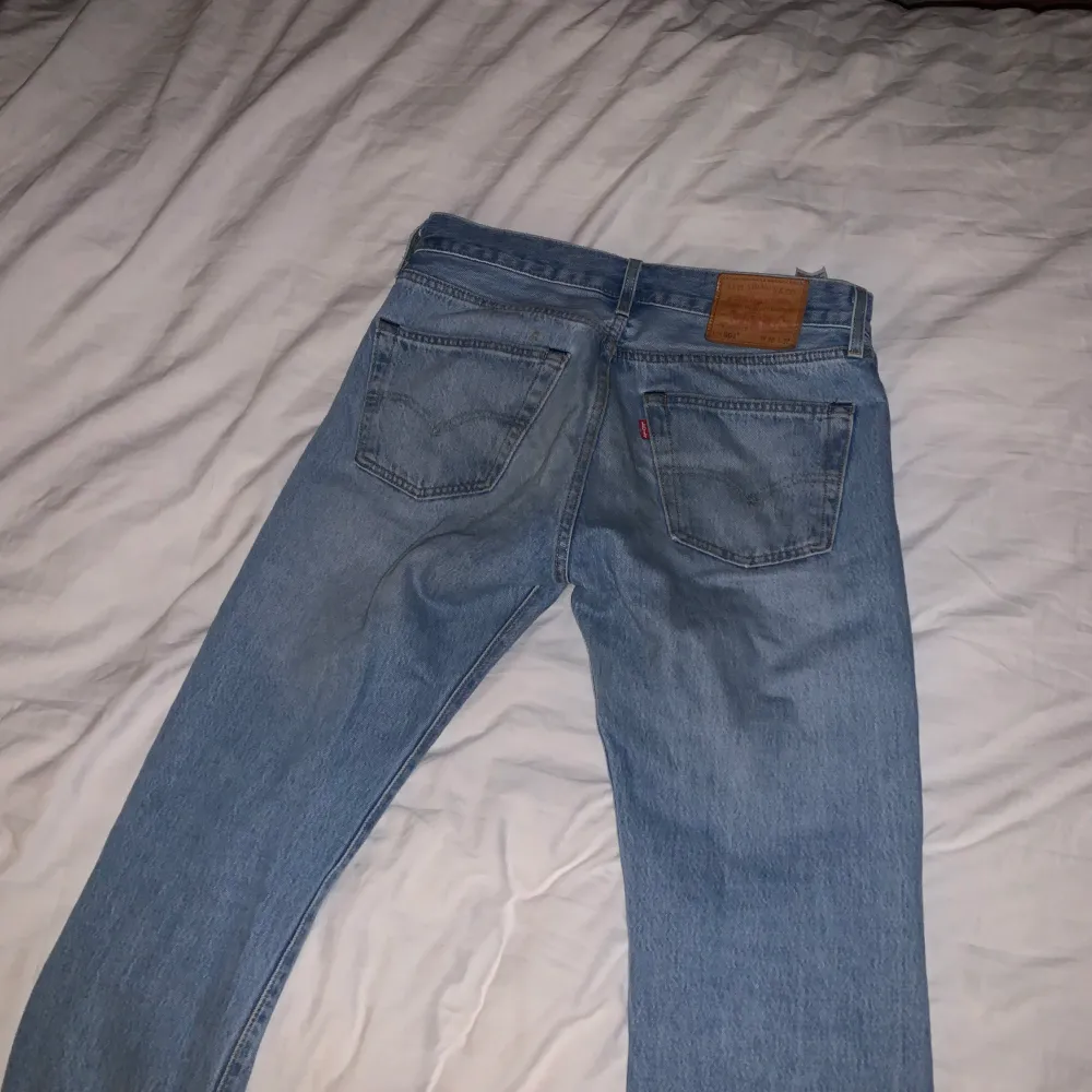 Ett par Levis 501 använda bara litegrann. Jeans & Byxor.