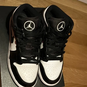 Air Jordan 1 Mid Carbon Fiber  - Säljer mina autentiska Jordan 1 Mid Carbon Fiber skor i storlek 38 har användt dom cirka 3 elr 4 gånger. Om ni har mer frågor är de bara o skriva :)