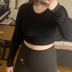 Träningströja - Fin ribbad träningströja från bikbok i storlek M, fint skick🙌