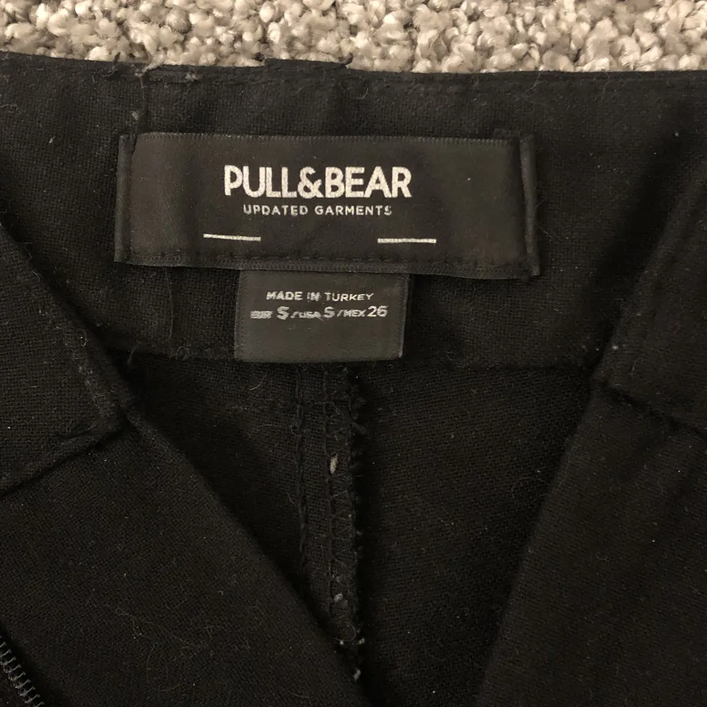 Svarta kostymbyxor från pull&bear. Dom är använda men i bra skick😇. Jeans & Byxor.