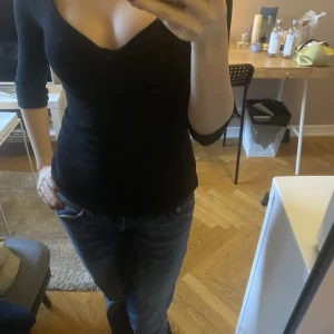 Topp med knytning - Vintagetopp med knytning och urringning! Jättefin och stickad, vet inte märket men köpt vintage. Lite seetrough! 100kr+ frakt och passar Xs-S. Möts helst upp i Sthlm! Tryck inte på Köp nu utan skriv till mig först!💓✨