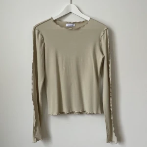 Rodebjer Ziggy Tröja  - Tröjan Ziggy i off-white från Rodebjer, stl S. Inget att anmärka på. Fint skick.