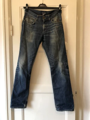 Ljus blå jeans med låg midja  - Ljus blåa jeans men låg midja ganska slitna men på ett snyggt sätt 