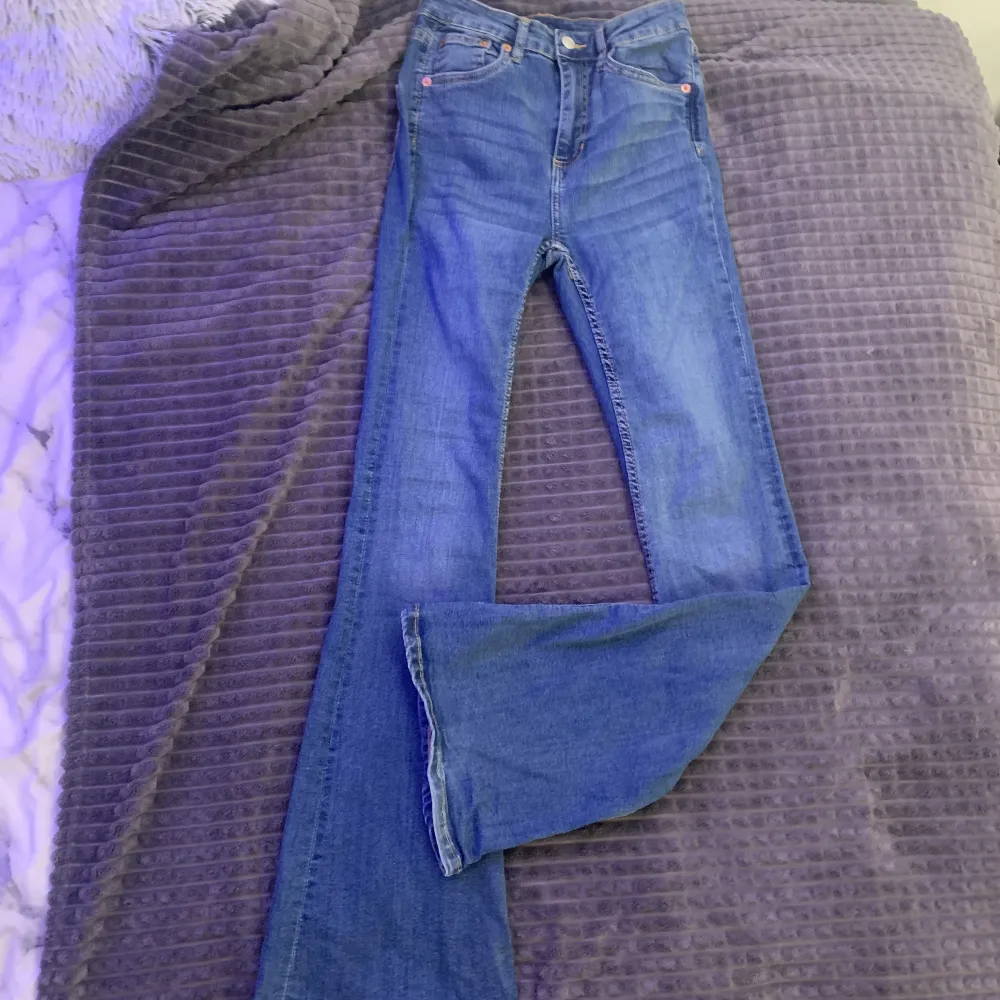 Säljer ett par jättefina jeans som är utsvängda längst ner💗 Jeansen är använda några gånger men är i fint skick💕Jeansen är i storlek S men passar även dem som har XS💓Köptes för 300kr💞. Jeans & Byxor.