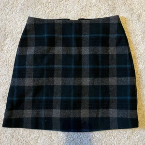 Stickad kjol - Så himla söt och preppig liten tilted kjol i mörkblått, ljusblått o grå. Super super mjukt o skönt material i strl S 💖