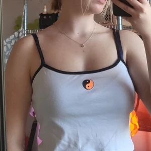 Topp med tryck  - Kortare topp med ying och yang symbol från h&m!☯️ Använd fåtal gånger, men i fint skick 