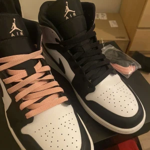 Jordan 1 Special Edition  - Jordan 1 mid. Använda 3 ggr. Nästan helt nya. Köpta för 1799. Pris kan diskuteras. Verifikation på autencitet finns. Rosa och Svart skosnöre kommer med samt original skokartong 