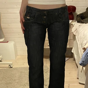 Decon Low waist jeans - Decon woman jeans, Raka och baggy i modellen (fråga om fler bilder) Knappen på en av bälteshyllsorna har lossnat (se bild 3) men annars är den i fint skick! Varan finns kvar om annonsen finns kvar💕 Midjemått: 88cm Innerbenslängd: 88cm