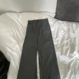 Kostymbyxor  - Grå kostymbyxor från Mango. 