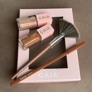 Caia produkter  - Nästintill Oanvända sminkprodukter från caia. Fick allt till julklapp och har endast testat prudukterna 2-3 gånger. Nypris (allt tsm, 690kr) Mitt pris 250kr FÖR ALLT PÅ BILDEN! 💕💕💕 