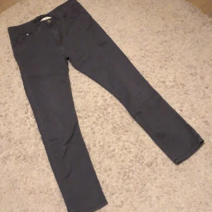 H&M jeans - Hej! Säljer dessa H&M jeans i nyskick eftersom de aldrig blir andvända. De är storlek 152 och är i slim fit.