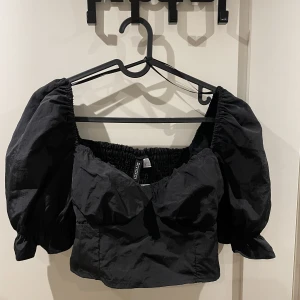 Festtopp - Söt topp som funkar perfekt till fest, oanvänd, är tyvärr för liten för mig med breda axlar och stor byst.