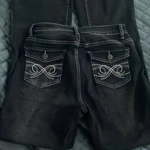 Jeans  - Supersnygga svarta jeans med vita detaljer på bakfickorna! Säljer eftersom jag inte får användning till dem och eftersom de är lite långa. Men funkar att vika upp så det är inga problem! Använda endast ett fåtal gånger, skick: 9/10, kontakta vid frågor. 