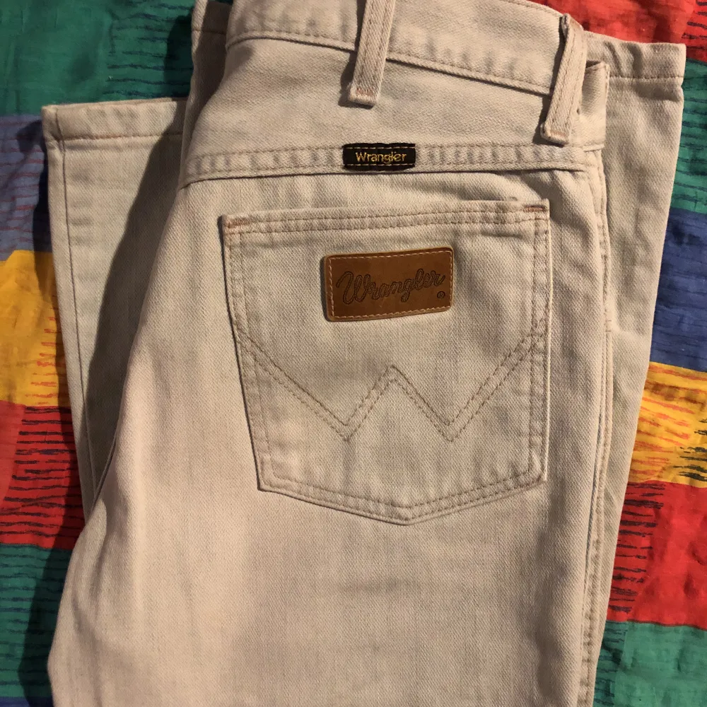 Grymt snygga ljusblå jeans från Wrangler, lite flared också. Storlek 30/30, nästan helt nya i skicket. Aningen små på mig tyvärr, annars skulle jag aldrig sälja :(. Jeans & Byxor.