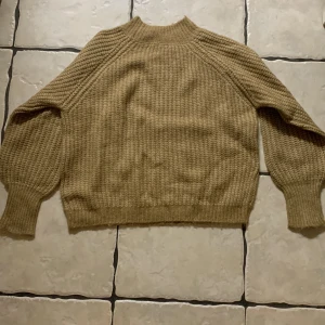 Stickad tröja  - Köpt från lager157 för 200kr säljer för 100kr! Använd fåtal gånger!😊