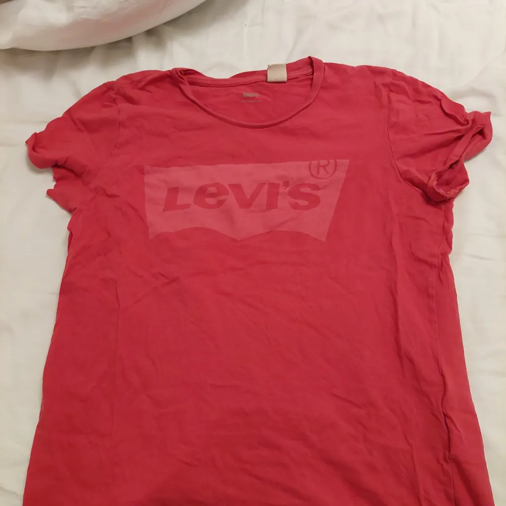 En levi's t-shirt som inte kommer till användning längre. Storlek S. T-shirts.