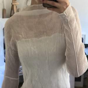 snygg vit genomskinlig tröja köpt secondhand:) står inte storlek men skulle tro att det passar XS-L beroende på hur man vill att det ska sitta😊Köpare står för frakt!