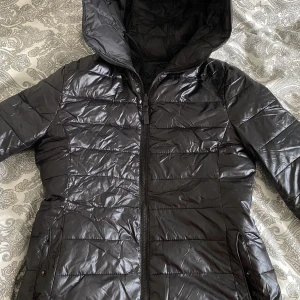 Zara jacka  - Säljer denna höst jackan från Zara som går att vända ut o in. Använd fåtal gånger. Storlek XS/24. En liten repa finns på jackan. 