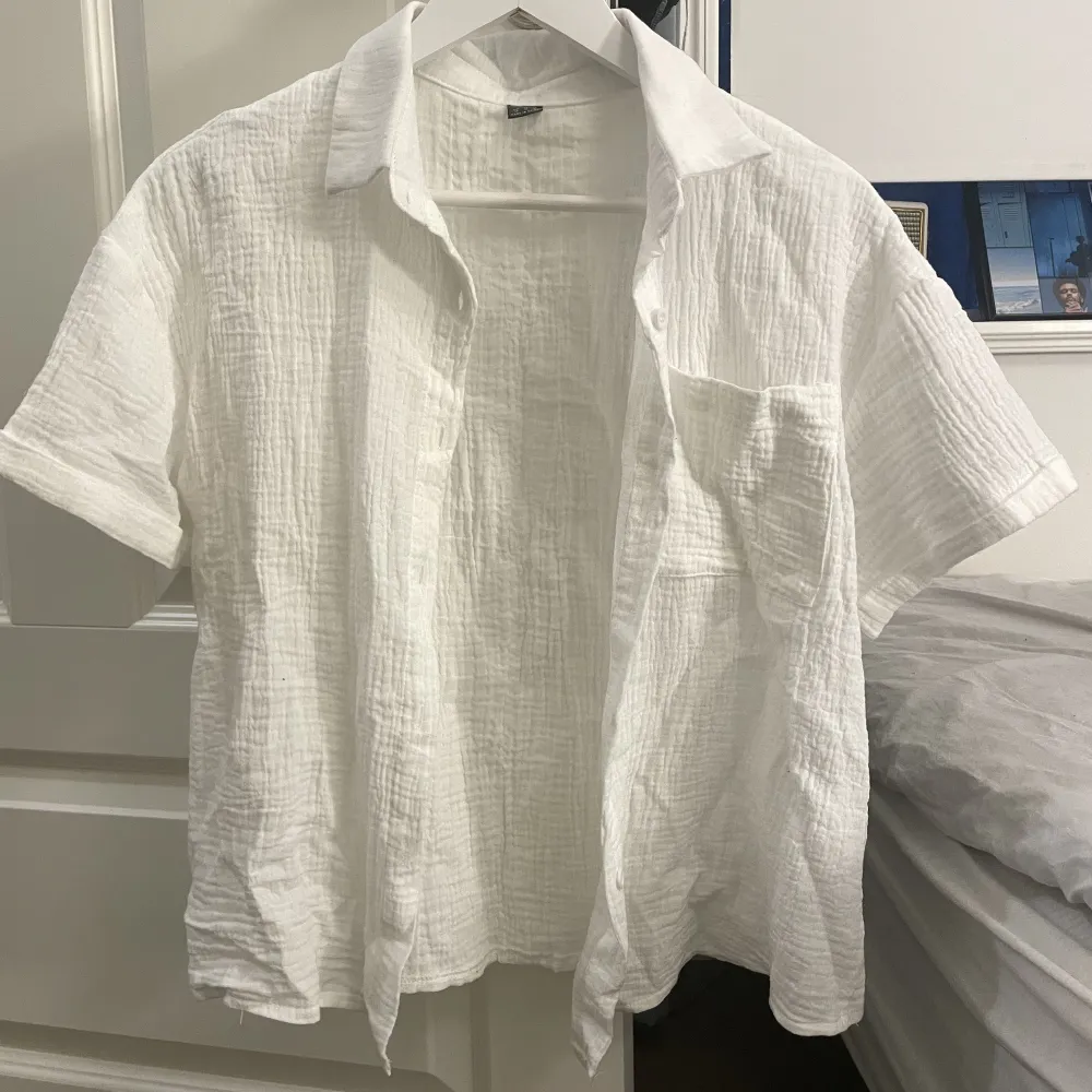 Vit linneskjorta, aldrig anväd i storlek XS. Skriv om du har några frågor🥰. Skjortor.