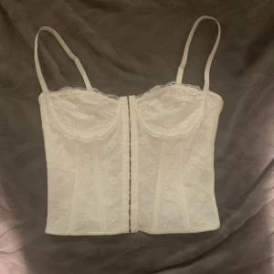korsett - vit korsett som är sparsamt använd🤍