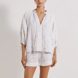 ByMalina blus - Jättefin somrig trekvartsärmad blus i linne från bymalina!😍 Aldrig använd och med lappen kvar. Slutsåld på hemsidan, nypris 2299kr. Pris kan diskuteras vid snabb affär💘💘