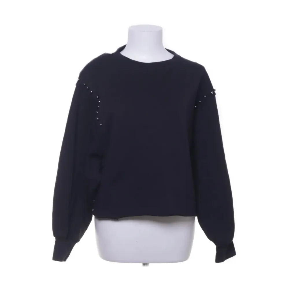 Super fin svart sweatshirt med det lilla extra. . Toppar.