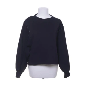 Sweatshirt  - Super fin svart sweatshirt med det lilla extra. 