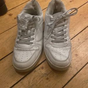 Vita skor 42 - Skor från Bershka, lite slitna i hälen