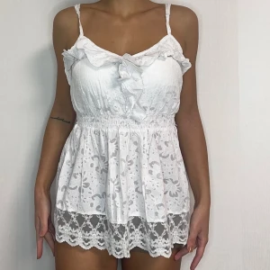 Blommig vit tröja i spets - Väldigt fin tröja med smickrande detaljer. Haft den fåtal gånger och är i riktigt bra skick! Storlek är mellan S-M.