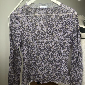 Topp från & Other Stories - Genomskinlig topp från & Other Stories i stl S. Säljer pga fel storlek.