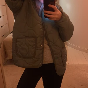 Quiltad jacka  - Super fin quiltad GRÖN jacka från hm! Köpt från hm barnavdelningen men samma storlek som en S. Använder itne längre ❤️ Nypris 399, mitt pris 150 plus frakt 🐻