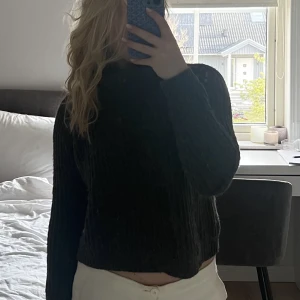 Stickad tröja - Jätteskön stickad tröja med polokrage. Är i storlek 146/152 men jag som har S kan använda den. 