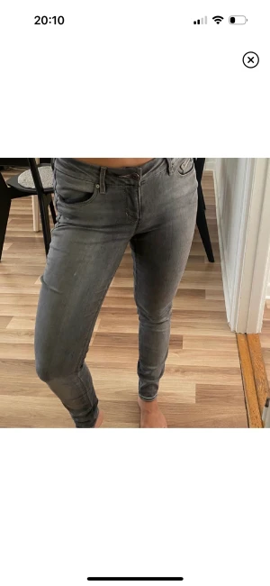 Jeans - Gråa jeans från armani exchange, skulle säga att storleken motsvarar s, väldigt skönt i stretchigt material 🤎 fint skick