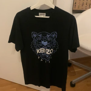 Kenzo T-Shirt storlek M - Ytterst lite använd, ser ut som ny. Använder tyvärr ej. Cond 10/10