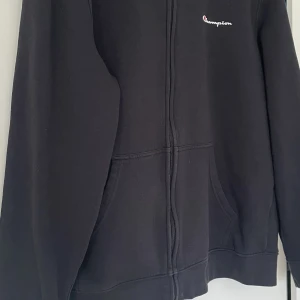 Sweatshirt med dragkedja  - Äldre modell sweatshirt men i okej skick