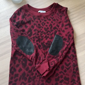 Sweatshirt Sandro Paris - Superfin sweatshirt från Sandro Paris! Nytt skick - passar en S eller M