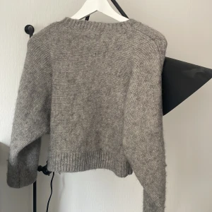Stickad tröja  - Stickad tröja från hm, använd ett fåtal gånger! 